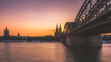 Kölner Skyline bei Sonnenuntergang