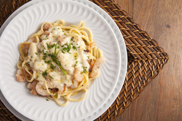 Massa com Camarão e Molho de Queijo