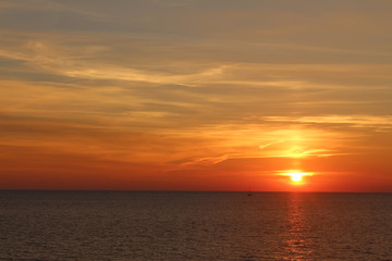 Sonnenuntergang am Meer, mit einem Schiff