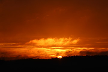 Sonnenuntergang mit Wolken, Abendrot, Feuer