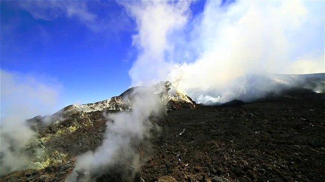 Etna  panoramica del Cratere  con fumarole e degassamento	