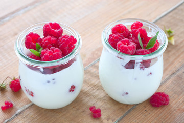 Natur- Joghurt mit Himbeeren