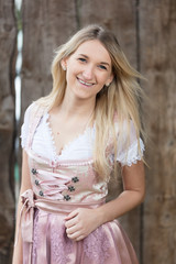 Fototapeta premium Junge Frau im Dirndl