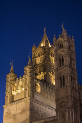 Fototapeta na wymiar Cattedrale di Palermo, vista notturna dei campanili illuminati