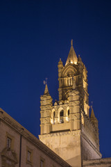 Fototapeta na wymiar Cattedrale di Palermo, vista notturna del campanile illuminato