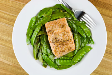 Peppered salmon with snow peas and ginger