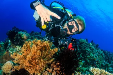 Stickers pour porte Plonger Plongeur sous-marin heureux sur un beau récif de corail tropical