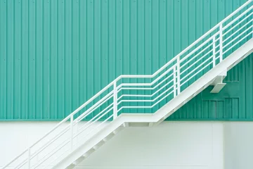 Fototapete Treppen Feuerleiter oder Notausgang mit Stahltreppe an der Wand des modernen Industriegebäudes