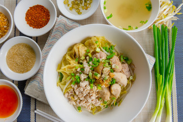 Bamee Wonton, Egg noodles, wonton