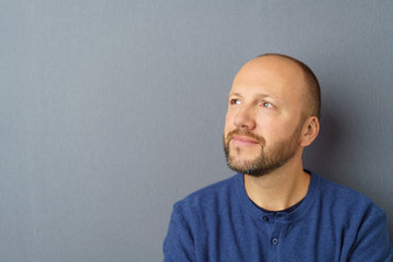 Fototapeta premium lächelnder mann schaut in gedanken nach oben