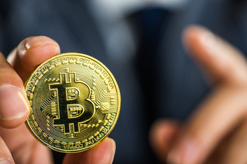 ビットコインを持っているビジネスマン