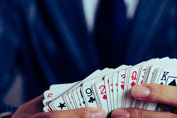 トランプを持っているビジネスマンの手 クローズアップ スタジオ撮影