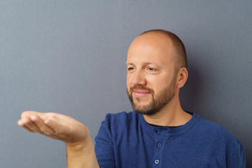 mann präsentiert etwas auf seiner hand