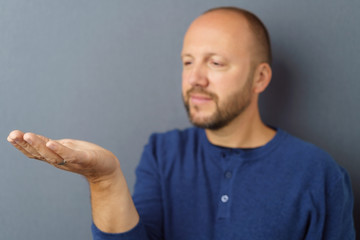 mann zeigt etwas auf seiner hand