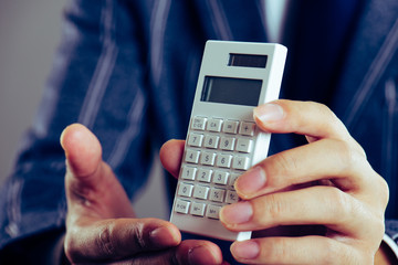 計算機を持っているビジネスマンの手 クローズアップ スタジオ撮影