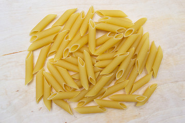 макароны, творческий фон. вертикальный.