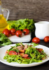 Salad with tuna and mustard dressing