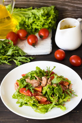Salad with tuna and mustard dressing