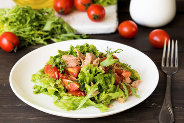 Salad with tuna and mustard dressing