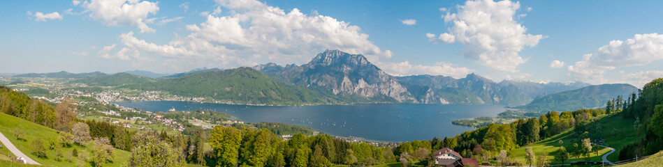 Fototapeta na wymiar panorama of mount Traunstein and lake Traunsee in Austria