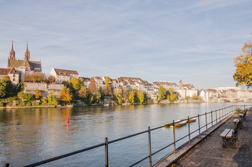 Obraz premium Basel, Stadt, Altstadt, Grossbasel, Rhein, Rheinufer, Kleinbasel, Münster, Kirche, Altstadthäuser, Herbst, Herbstsonne, Schweiz