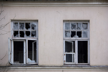 Fototapeta na wymiar old house with broken Windows the house to be demolished 