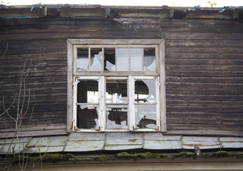 old house with broken Windows the house to be demolished 