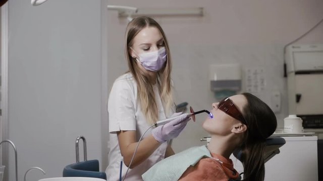 Dentist uses dental polymerization lamp