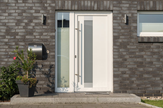 Moderne weiße Haustür mit Glaselementen