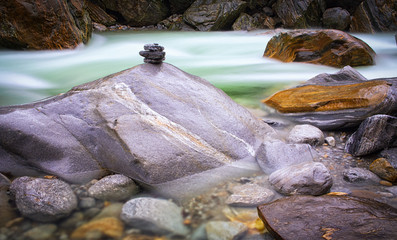 Steinmännchen am grünen Verzasca-Fluß