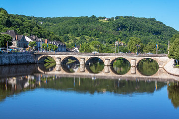 Fototapeta premium Terrasson. Le vieux pont . Dordogne. Nouvelle Aquitaine