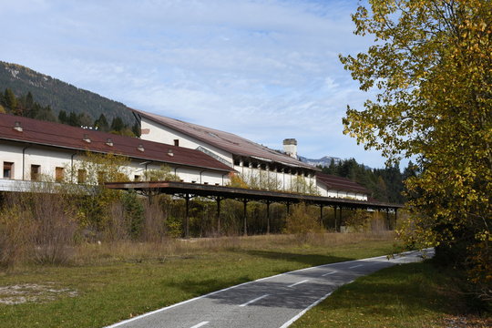 Kanaltal, Tarvis, Tarvisio, Udine, Bahnhof, Lost Places, Lost, lostplaces, vergessen, aufgelassen, stillgelegt, verfallen, Bahnsteig, Bahntrasse, Radweg, S&auml;ule, Mast