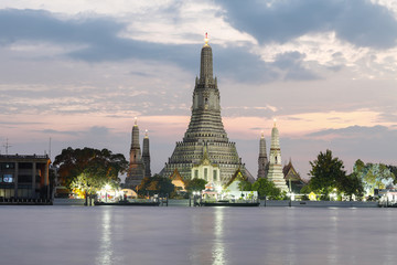 Fototapeta premium Wat Arun Temple o zmierzchu w Bangkoku w Tajlandii.