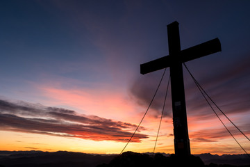 Gipfelkreuz im Abendrot auf einem österreichischen Gipfel