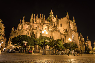 Fototapeta na wymiar Night view of segovia Cathedral with the only illumination of streetlights, in autonomous region of Castile and Leon