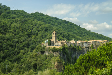 Fototapeta na wymiar sight of the medieval city of Castelfollit of the Rock in Gerona, Spain.