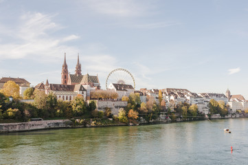 Obraz premium Basel, Stadt, Altstadt, Grossbasel, Münster, Kirche, Pfalz, Herbst, Herbstmesse, Riesenrad, Rhein, Rheinufer, Altstadthäuser, Fähre, Rheinfähre, Schweiz