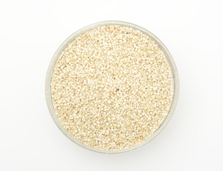 Quinoa blanca en un bol de cristal sobre fondo blanco