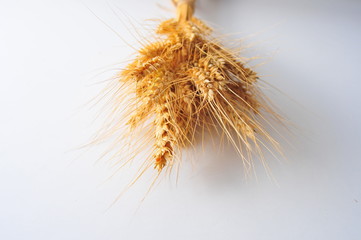 Obraz premium Ripe wheat bran on the table