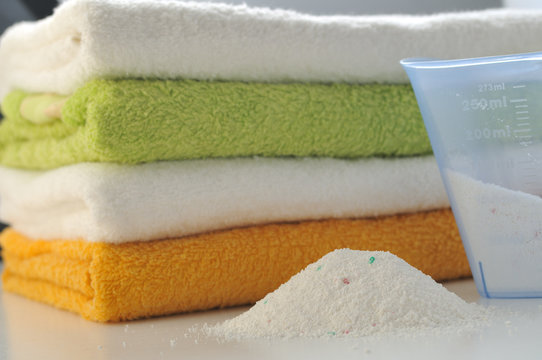Washing powder for colored fabric