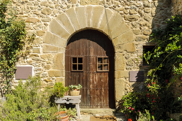 Fototapeta na wymiar door of a house of the medieval town of Monells in Gerona, Spain.