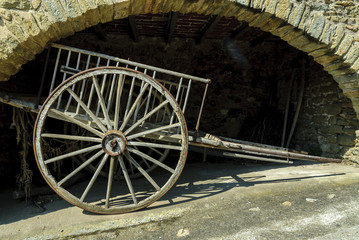 Obraz premium old carriage in the medieval Monells town in Gerona, Spain.