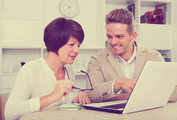 Man tells his mother about new software