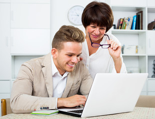 Man tells his mother about new software