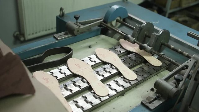 Mechanism moves insoles on the conveyor