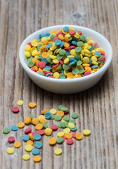 Konfetti Backdekor in einer Schale auf Holz