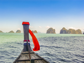 Blick auf eine Inselgruppe von einem Longtail Ausflugsboot in der Andamanensee in der...