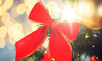 Obraz premium close up of red bow decoration on christmas tree