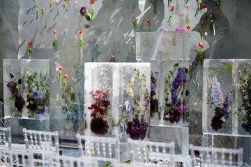 ICe cubes with colorful flowers make a wedding altar on the backyard