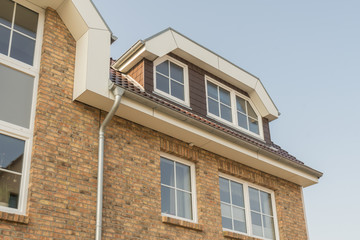 Fototapeta na wymiar Moderne Dachgaube eines Hauses mit Fenstern